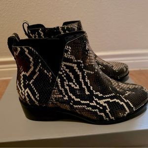 Vionic 7.5 Clara Boa Reptile Croc Snakeskin Print Leather Ankle Booties Boots